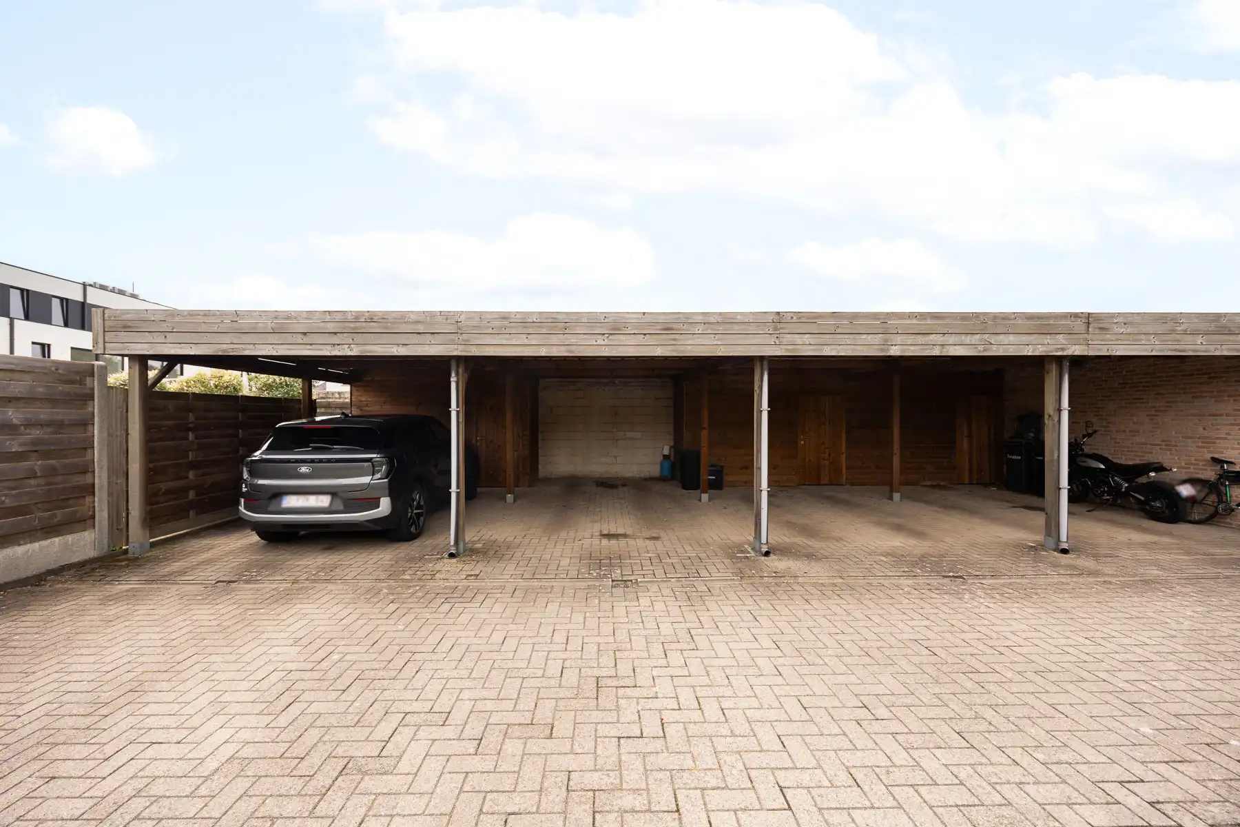 Instapklaar gelijkvloers appartement met tuin en carport foto 19