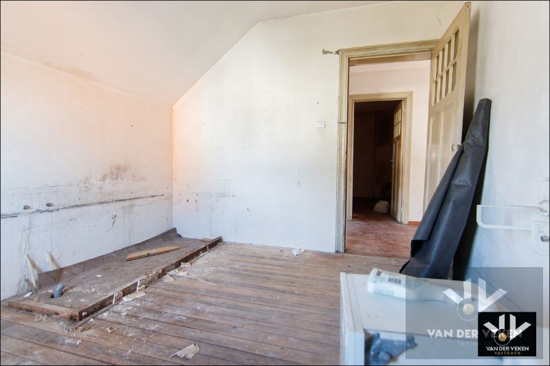 Karaktervolle, te renoveren woning op een perceel van ruim 12 aren. Ideaal gelegen nabij het centrum van Tongeren! foto 16
