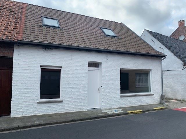 Volledig gerenoveerde woning met 2 slaapkamers en tuin. foto {{pictureIndex}}