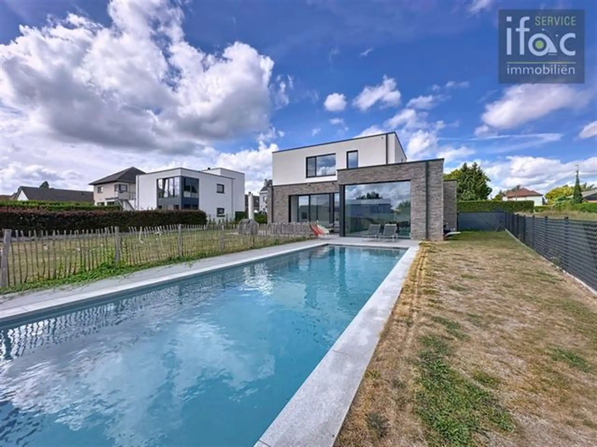 Energiezuinige villa met lichtrijke leefruimtes en grote tuin foto {{pictureIndex}}