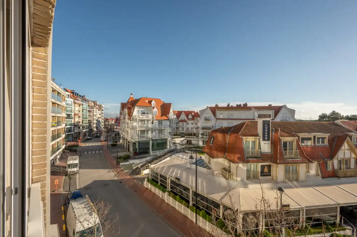 Zonnig appartement zeer centraal gelegen in het Zoute met open zicht over de villa's foto 6