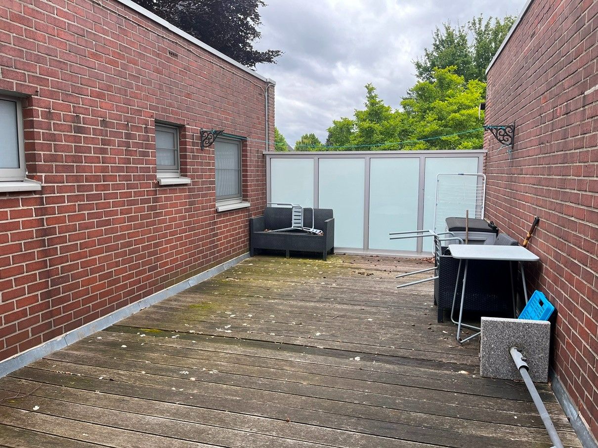 Appartement in villa met twee slaapkamers, ruim terras en garage met oprit. foto 6