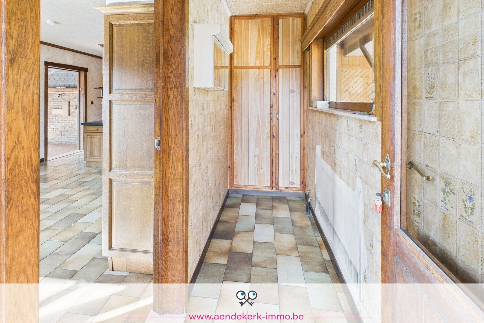 Ruime, te renoveren, woning met loods/stal in As foto 7