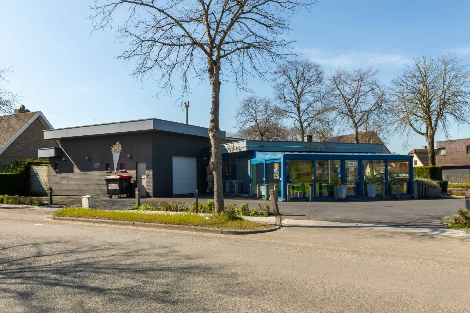 Puur frituur, uiterst goed gelegen met woonst en parking te Sint-Jozef! foto 27