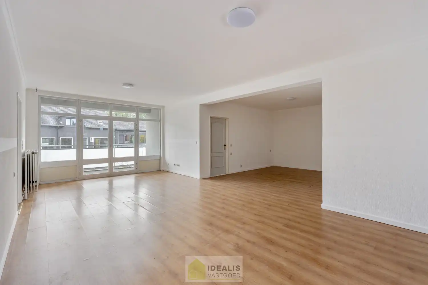 IDEALIS VASTGOED -  INVESTERINGSEIGENDOM BESTAANDE UIT 2 GELIJKVLOERSE HANDELSPANDEN EN 5 BOVENLIGGENDE APPARTEMENTEN IN HET CENTRUM VAN PELT! – te renoveren investeringseigendom op een toplocatie in Pelt (Neerpelt). Gelijkvloers 2 handelspanden, op de 1ste verdieping een 3 slpk.-appartement, 2de verdieping een 3 slpk.-appartement en een 1 slpk.-appartement en op de 3de verdieping een 3 slpk.-appartement en een 1 slpk.-appartement. Geschikt voor zij die zoeken naar een interessante investering in het centrum van Pelt. foto 16