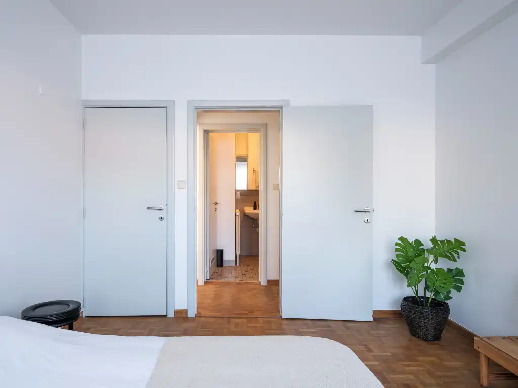 Een stijlvol appartement in de&nbsp;Sportstraat, met een warm mid-century karakter en hedendaags wooncomfort. foto 7