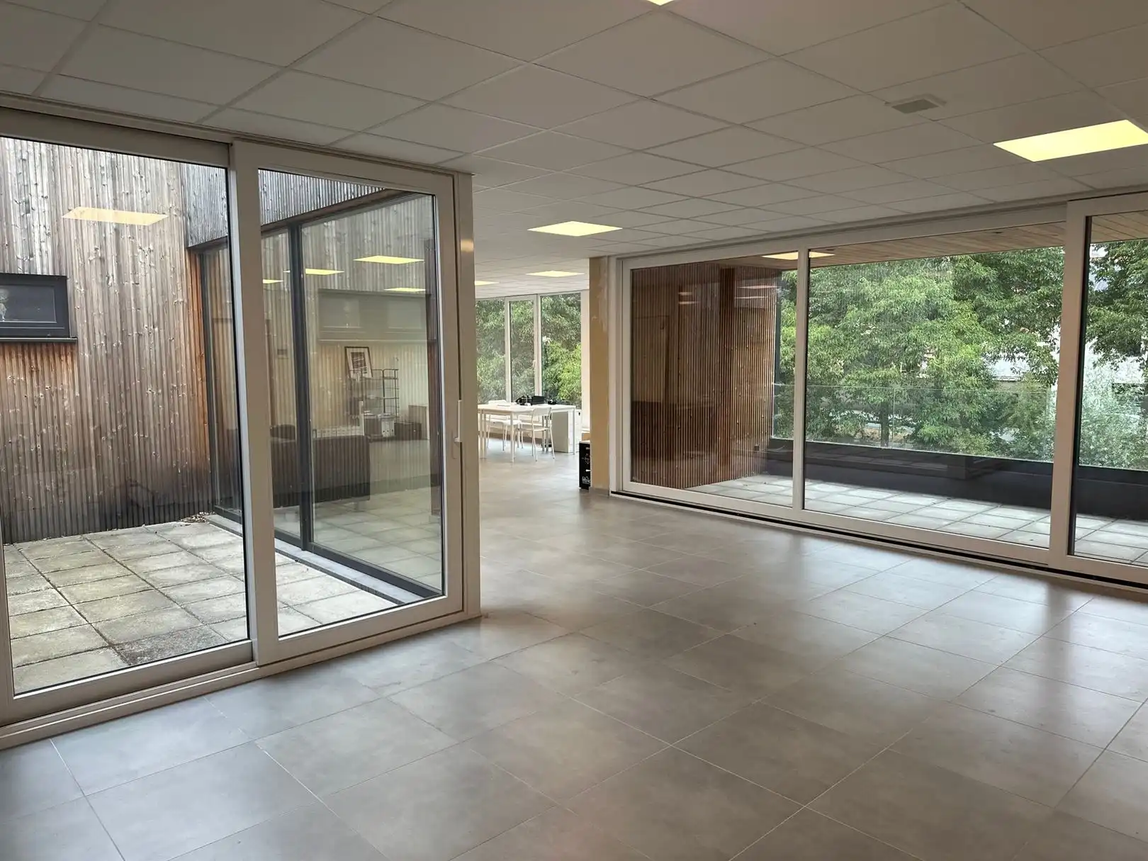 Lichtrijke burelen met een opp van 155m² foto 7