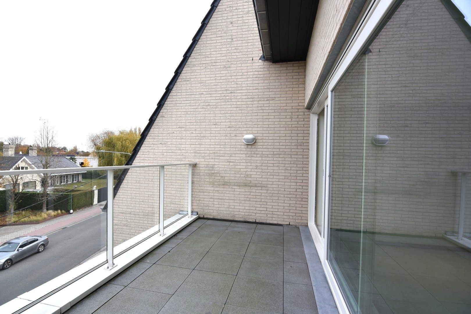 Lichtrijk 2-slpk appartement met privé parking nabij Rumbeke foto 8