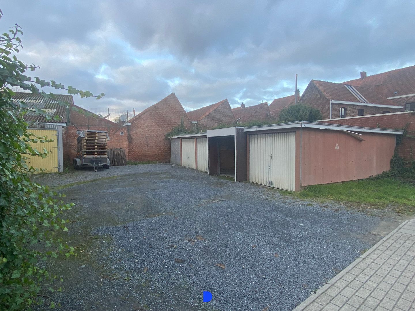 Perceel (bouw)grond met garages foto 3