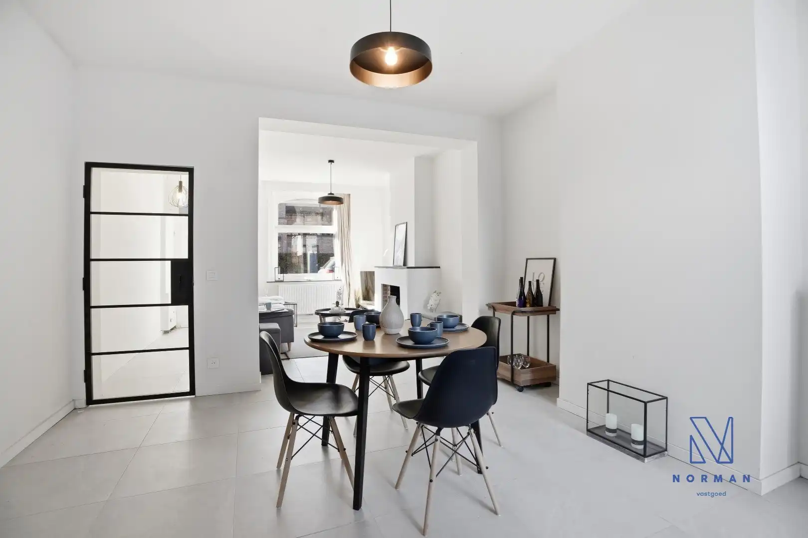 Volledig gerenoveerde woning te koop in het centrum van Ingelmunster met 3 slaapkamers. foto {{pictureIndex}}