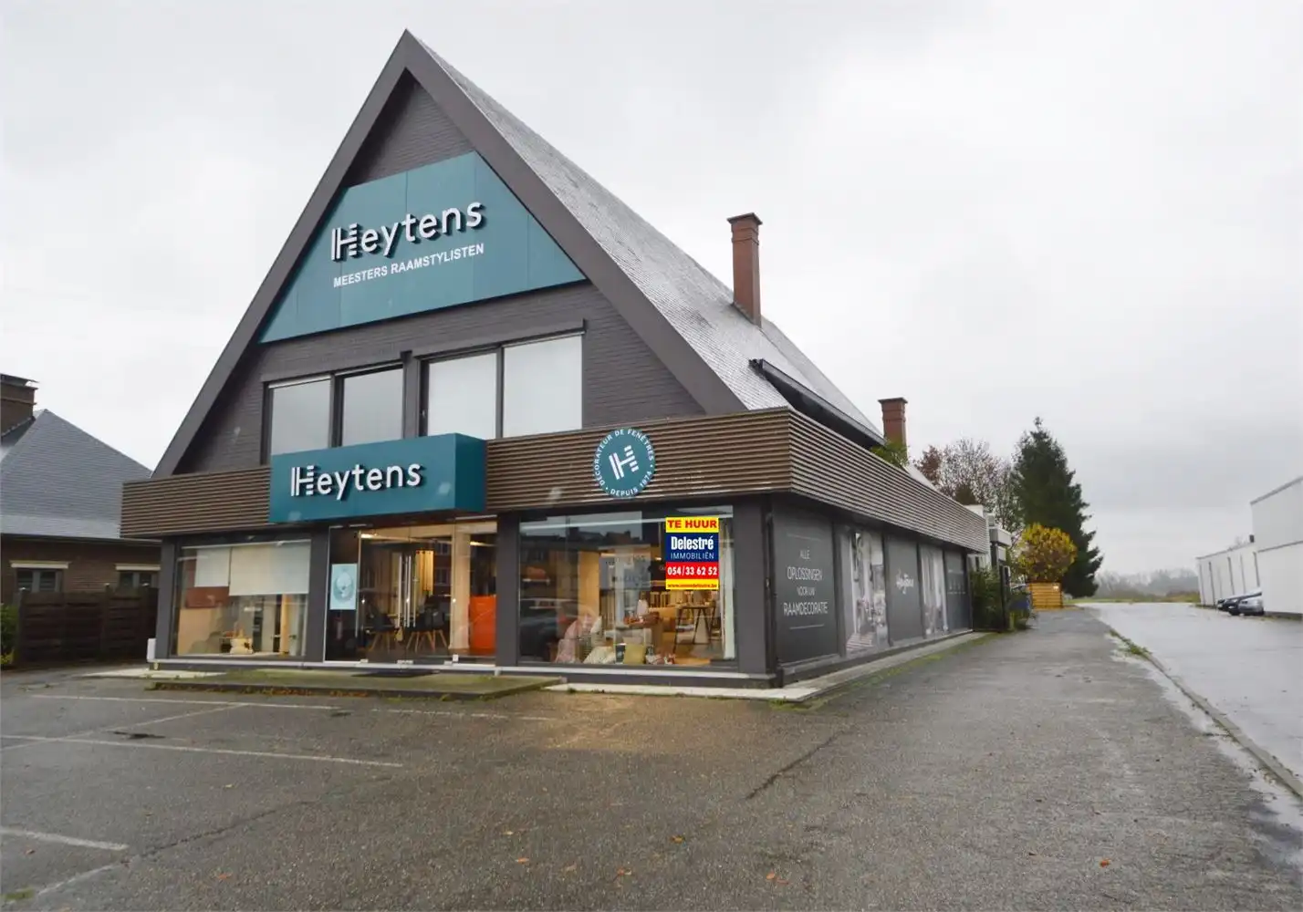 TOP GELEGEN BAANWINKEL MET PARKING NAAST IXINA EN TORFS, nabij BURGER KING & MC DONALDS foto 2