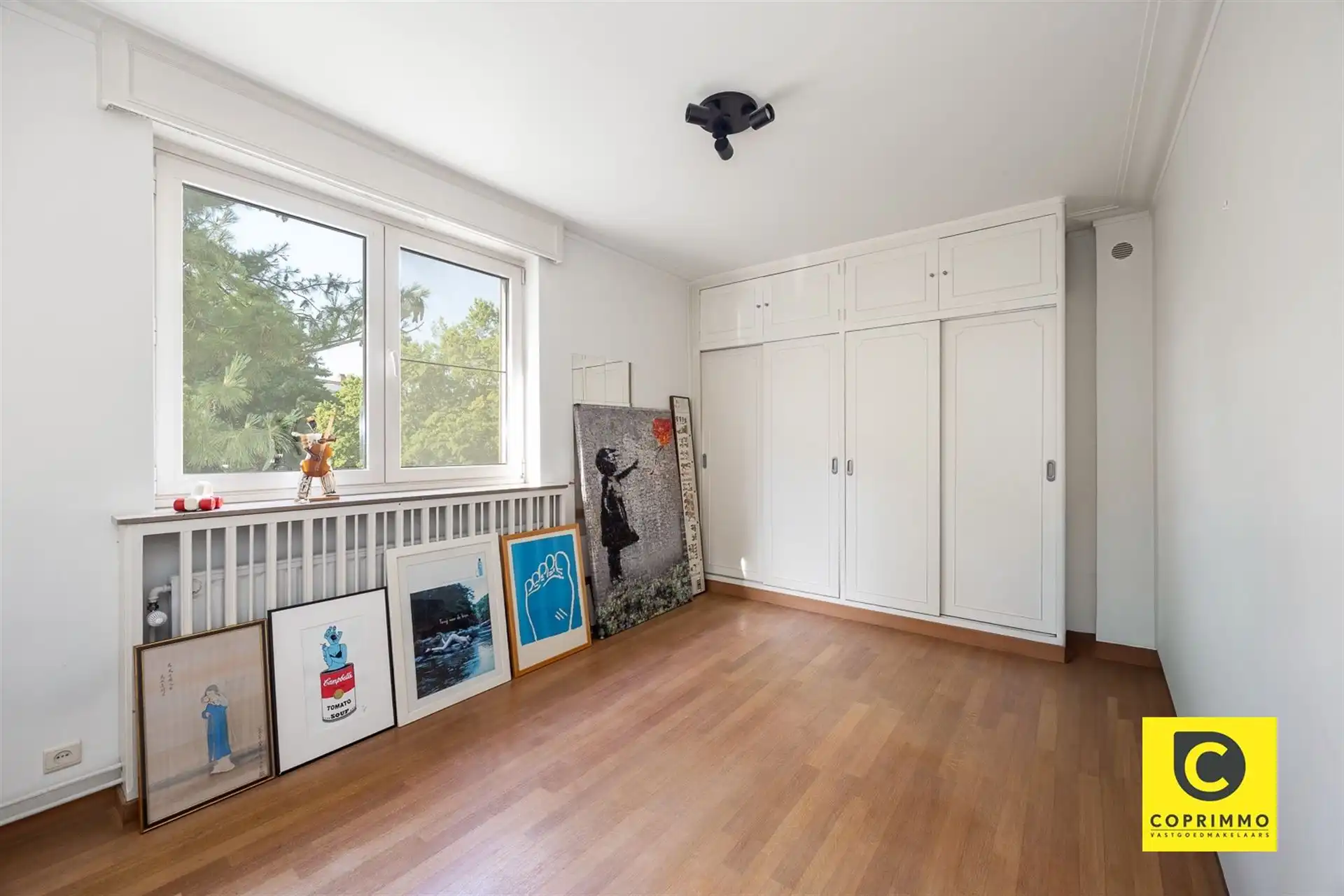 Riant 4 slaapkamer app + garage foto 13