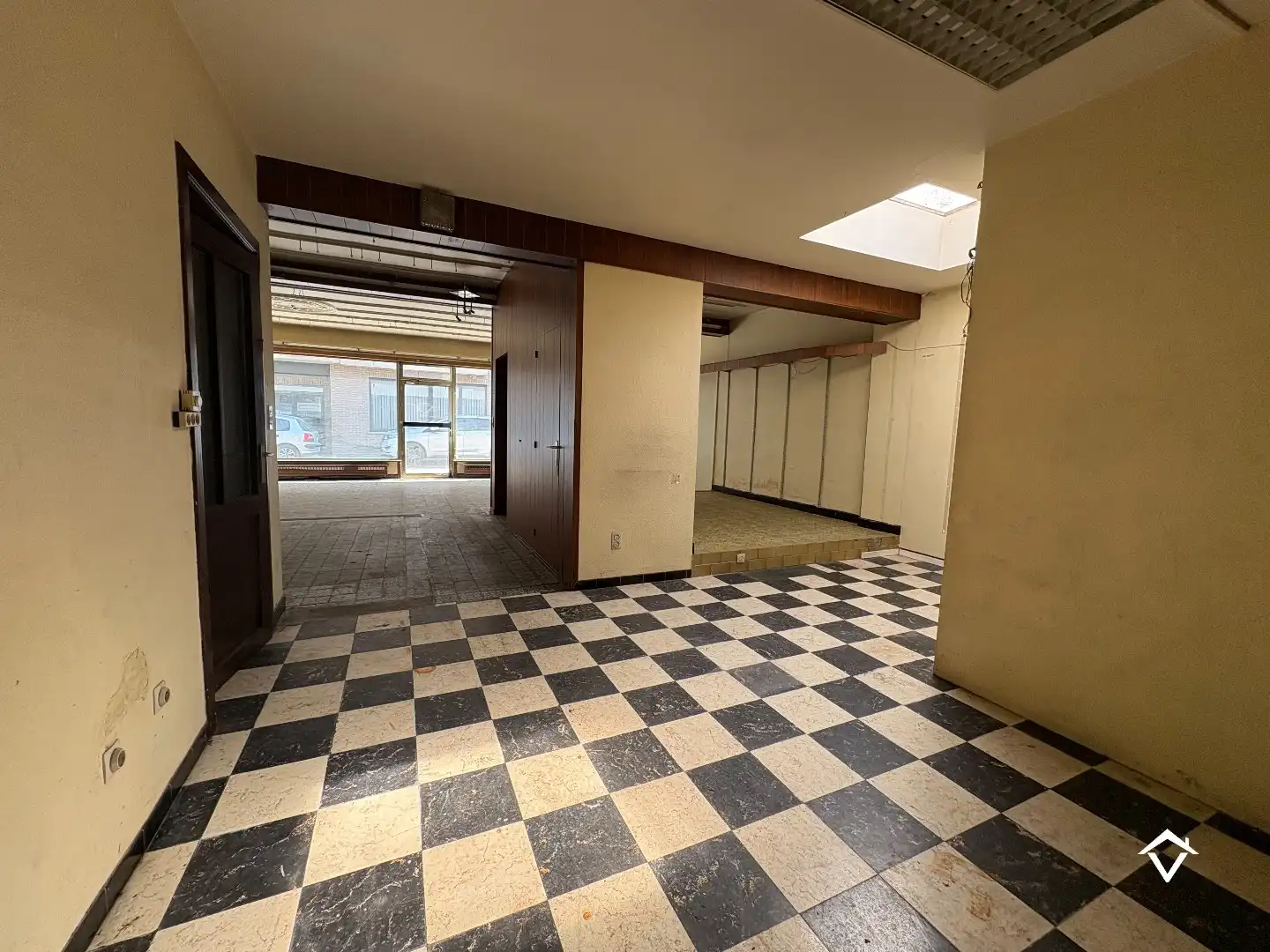 Unieke ruime eigendom op 1169 m² grond met voormalige handelsruimte in centrum Koekelare foto 5