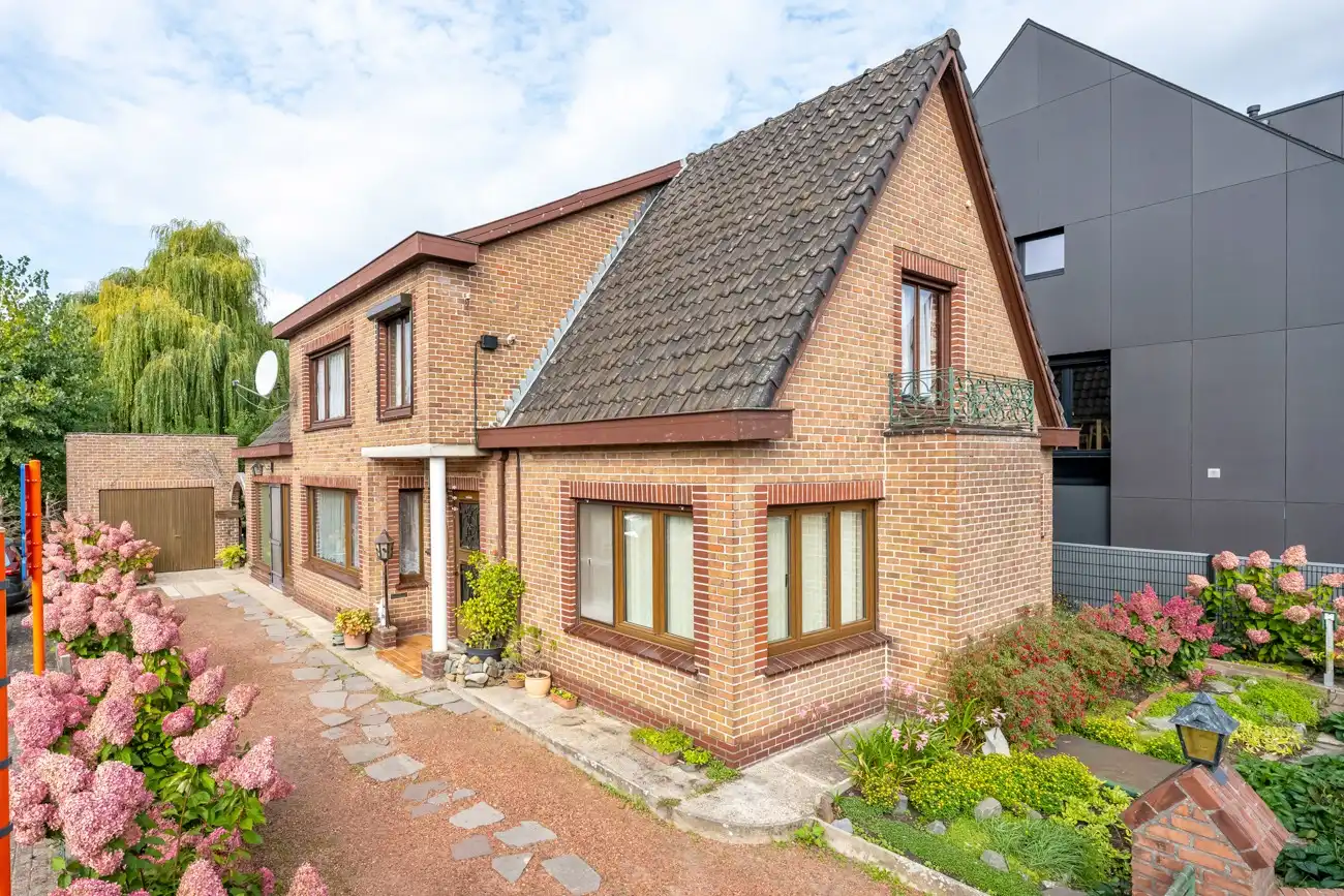 Hoofdfoto van de publicatie: Open bebouwing met afzonderlijke garage en gezellige stadstuin op een toplocatie in het centrum van Lochristi!