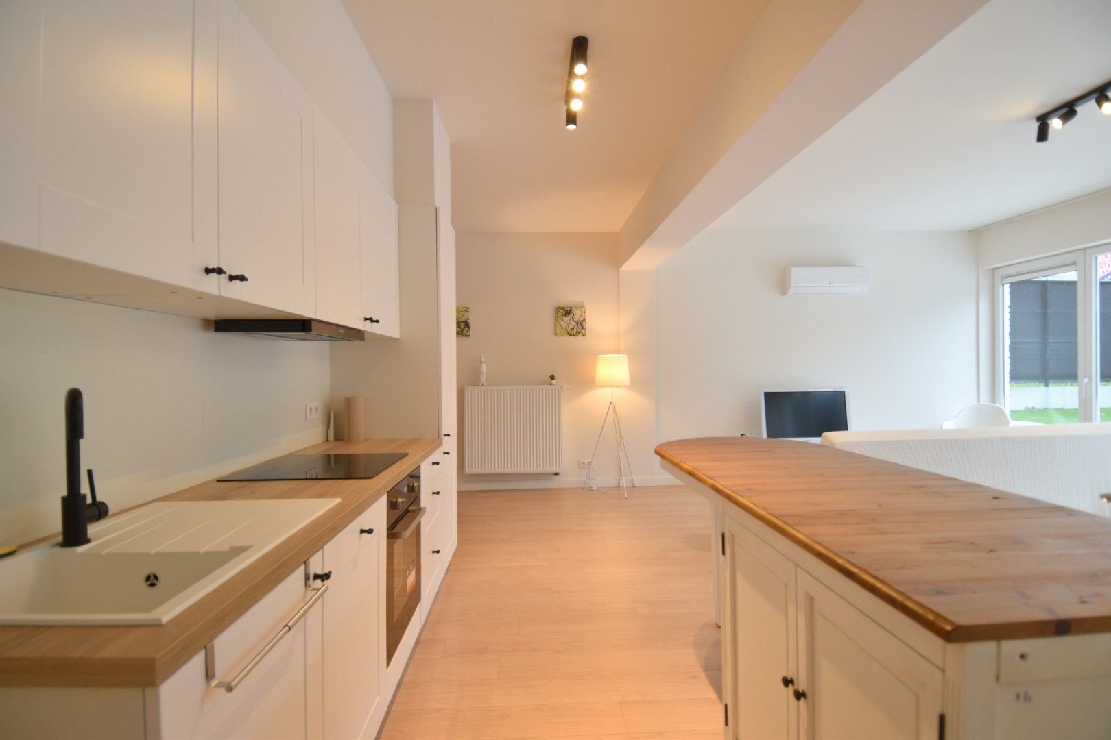 Gerenoveerde woning met tuin en 3 slaapkamers in Kortrijk foto 4