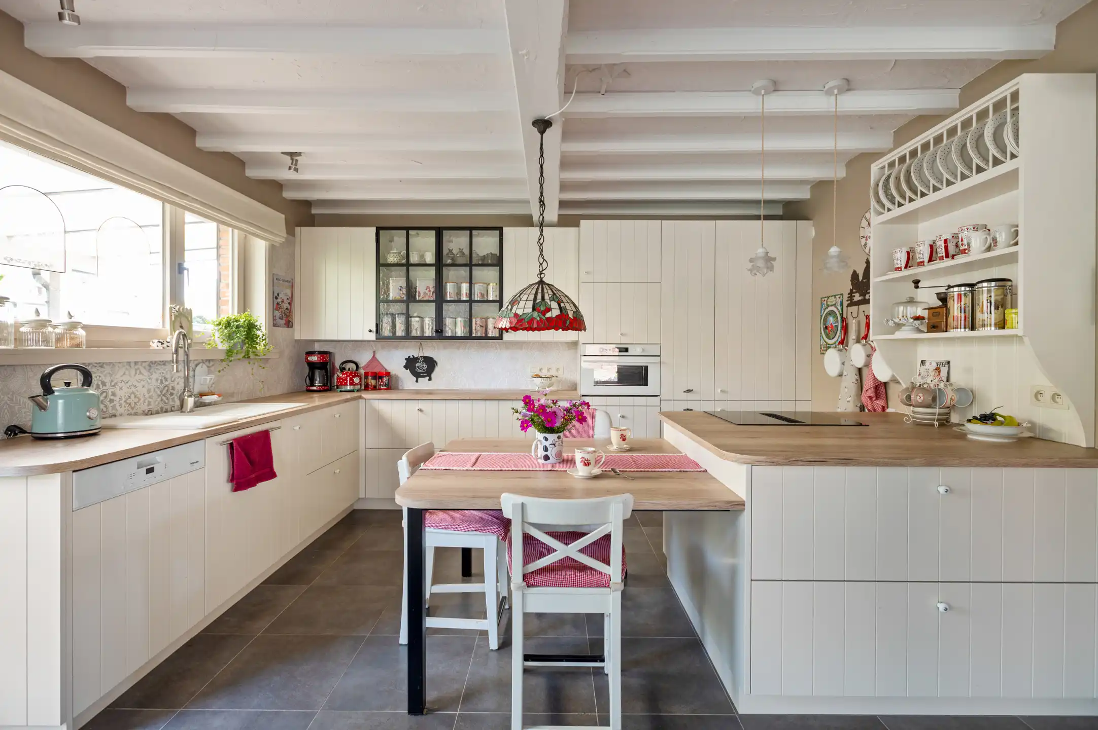 Mooie open bebouwing met knappe tuin in een rustige woonwijk foto 4