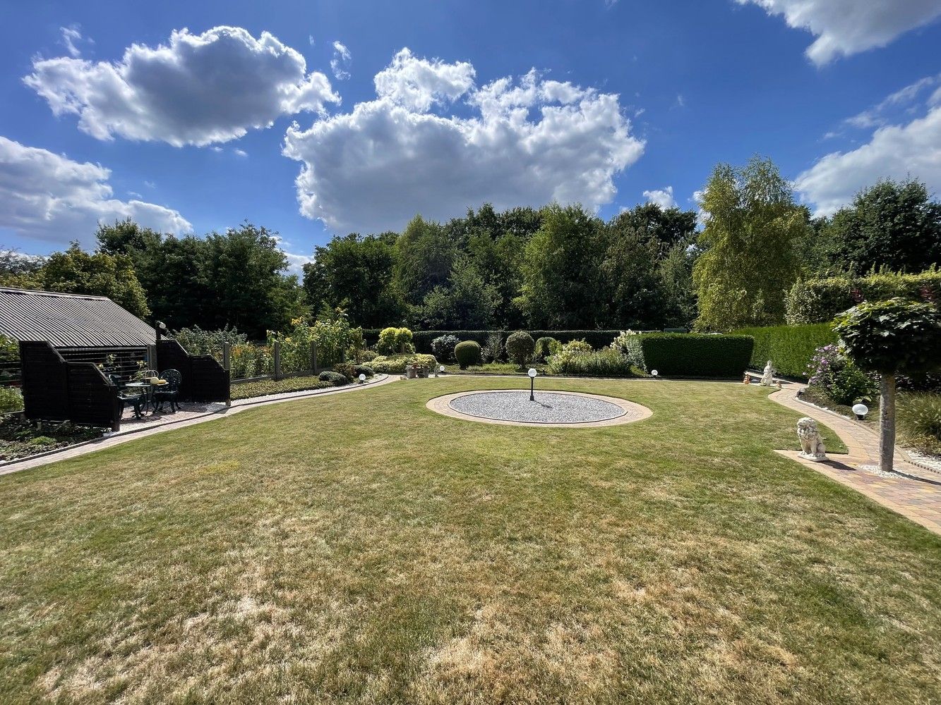 Gunstig gelegen, te renoveren gezinswoning met verzorgde tuin foto 12