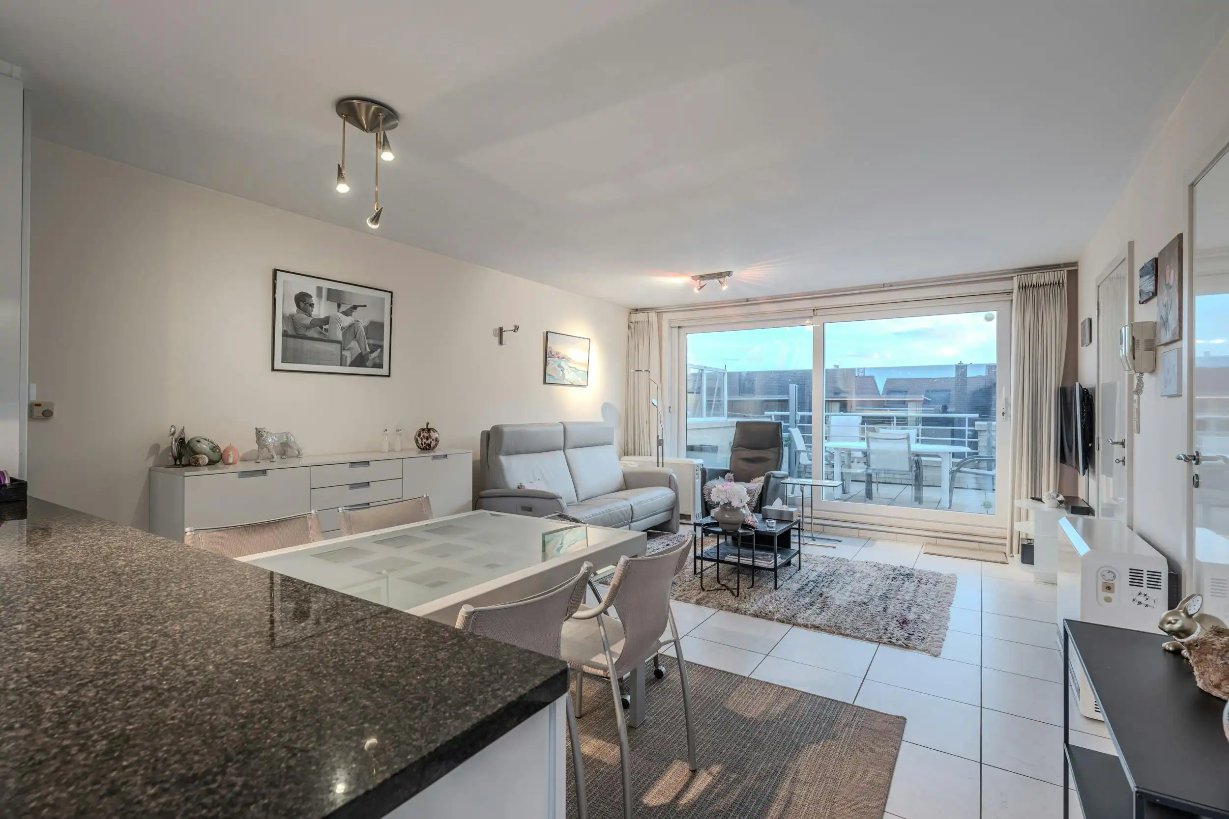 Prachtig appartement met ruime terrassen en zijdelings zeezicht! foto 3