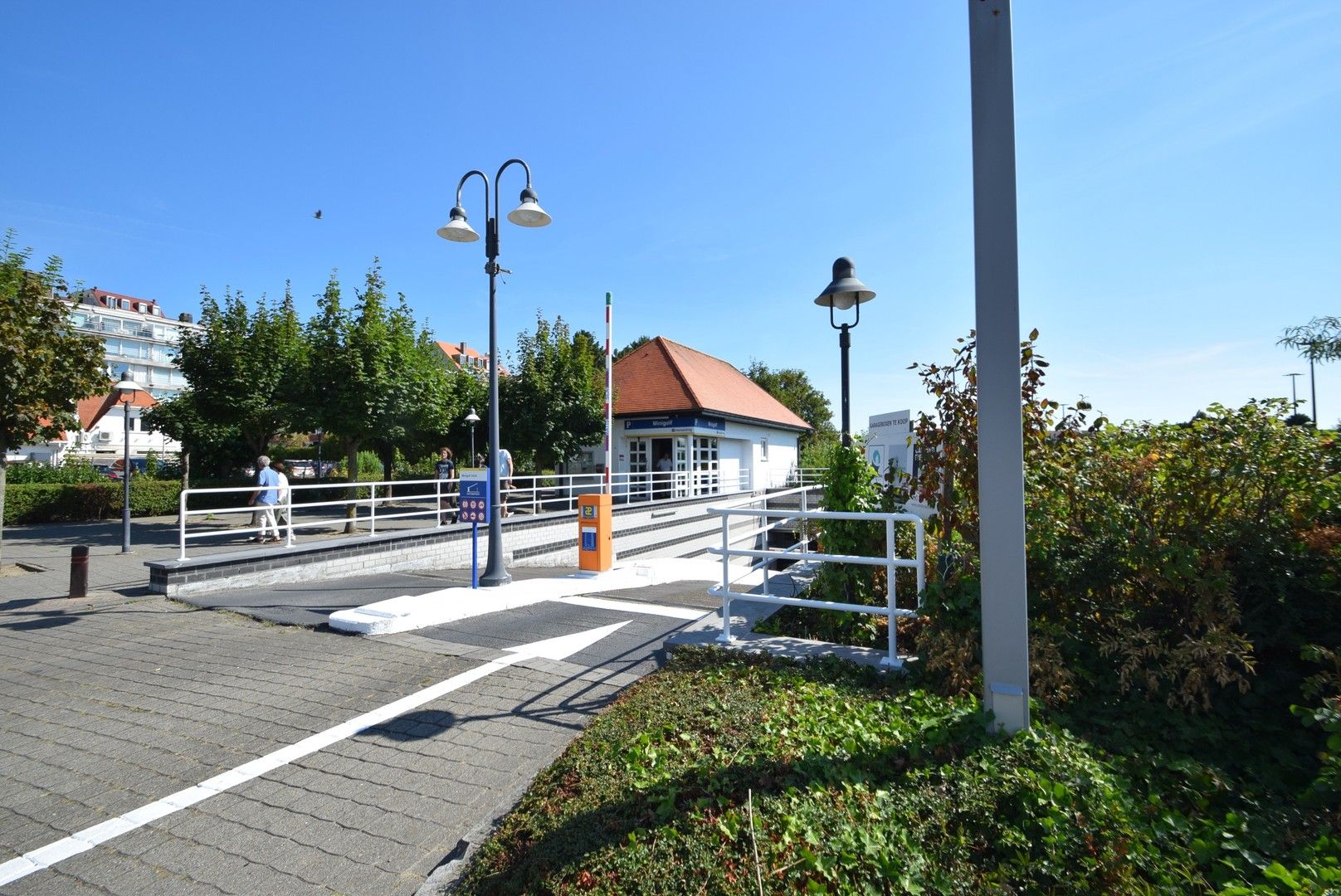 Gesloten garagebox te koop gelegen vlakbij de Minigolf in het Zoute. foto 6