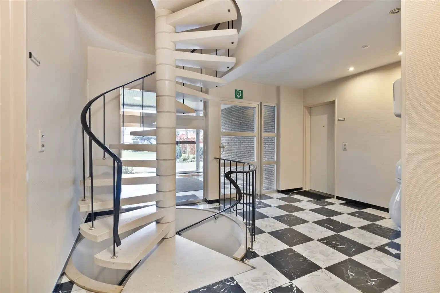 Ruim gelijkvloers 2-slaapkamer appartement met overdekt terras, ondergrondse autostaanplaats en aparte berging, gelegen vlakbij het centrum van Maaseik. foto 25