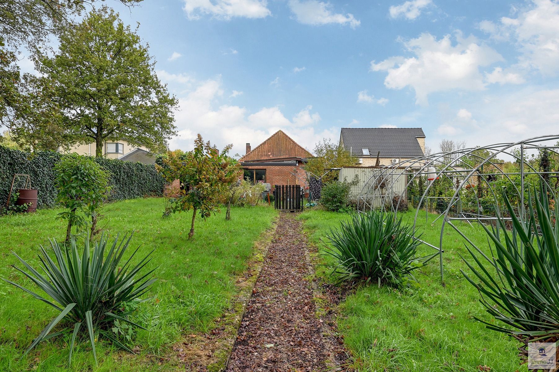 Te renoveren tweegezinswoning foto 22