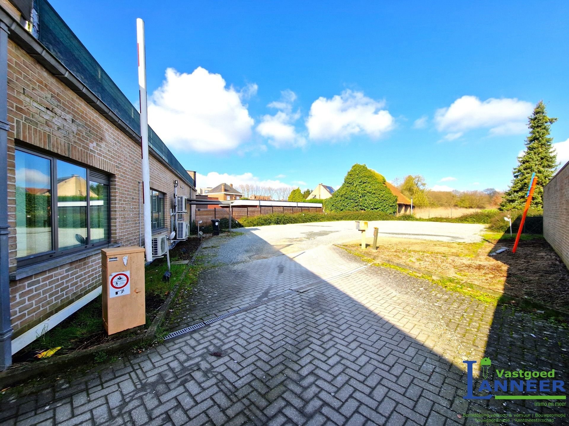 Commercieel gelijkvloers met grote parking nabij het centrum foto 3