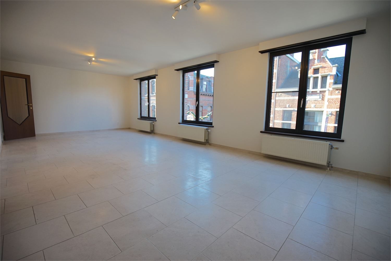 Ruim vernieuwd appartement op TOPLOCATIE met garage! foto 2