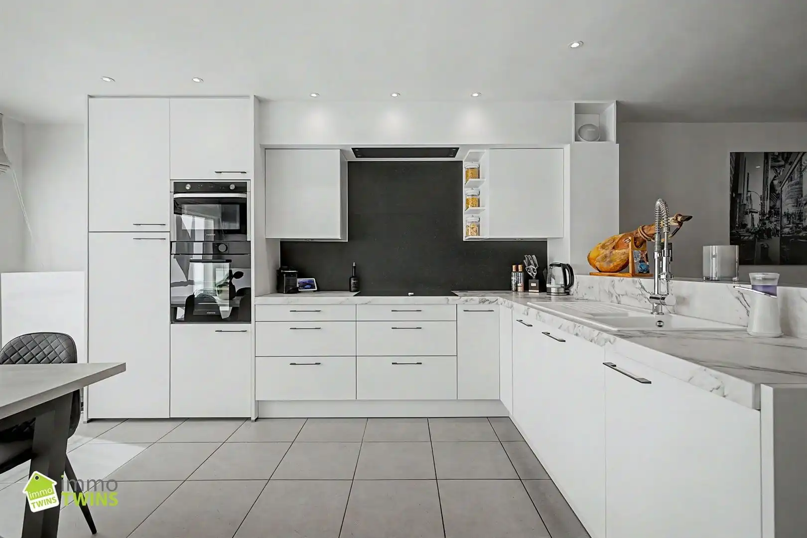 Prachtige instapklare woning met zeer ruime inpandige garage, aangelegde tuin met terras te Waasmunster foto 10