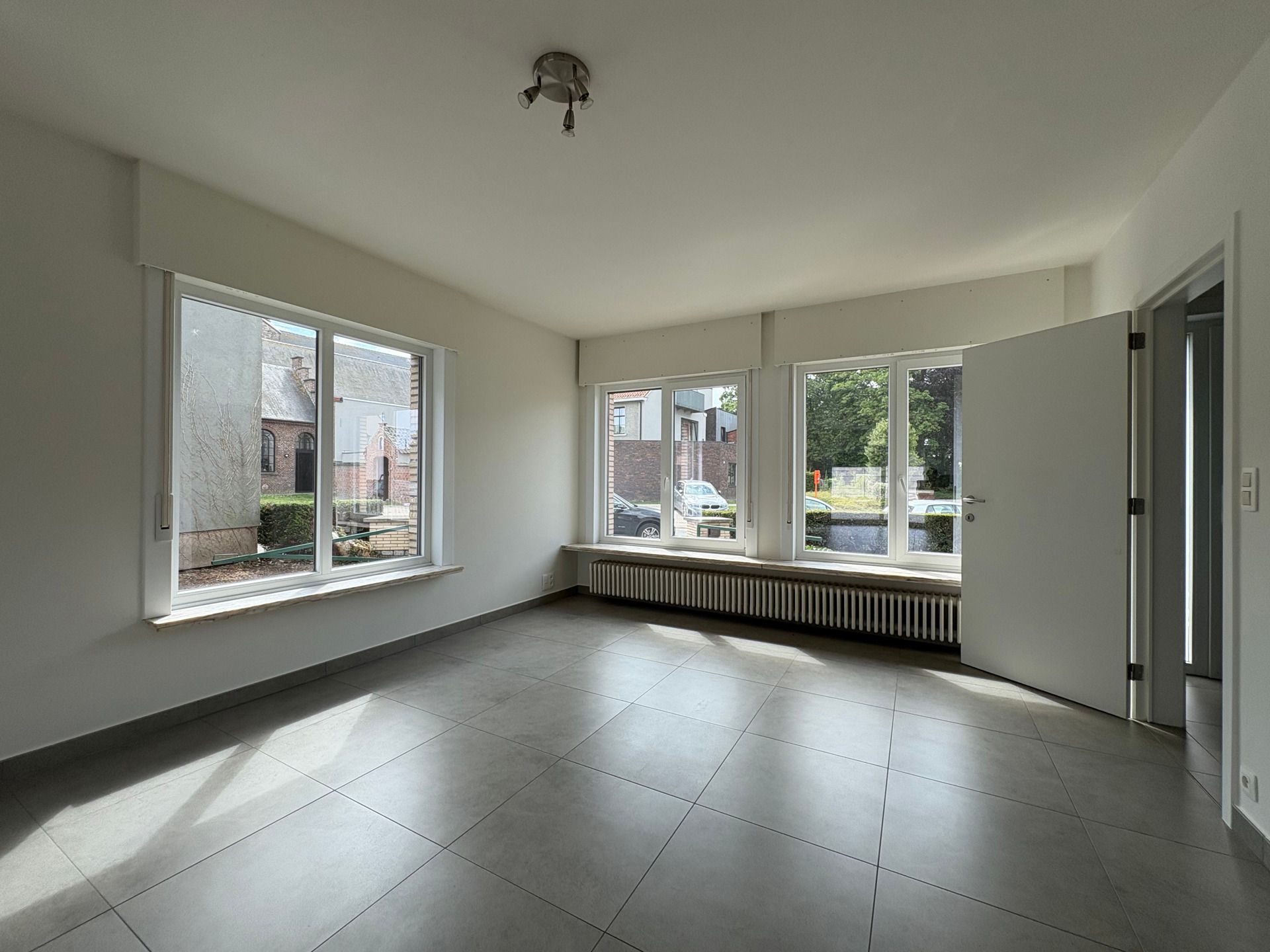 Ruime gerenoveerde woning met 5 slpks in centrum Ouwegem foto 6