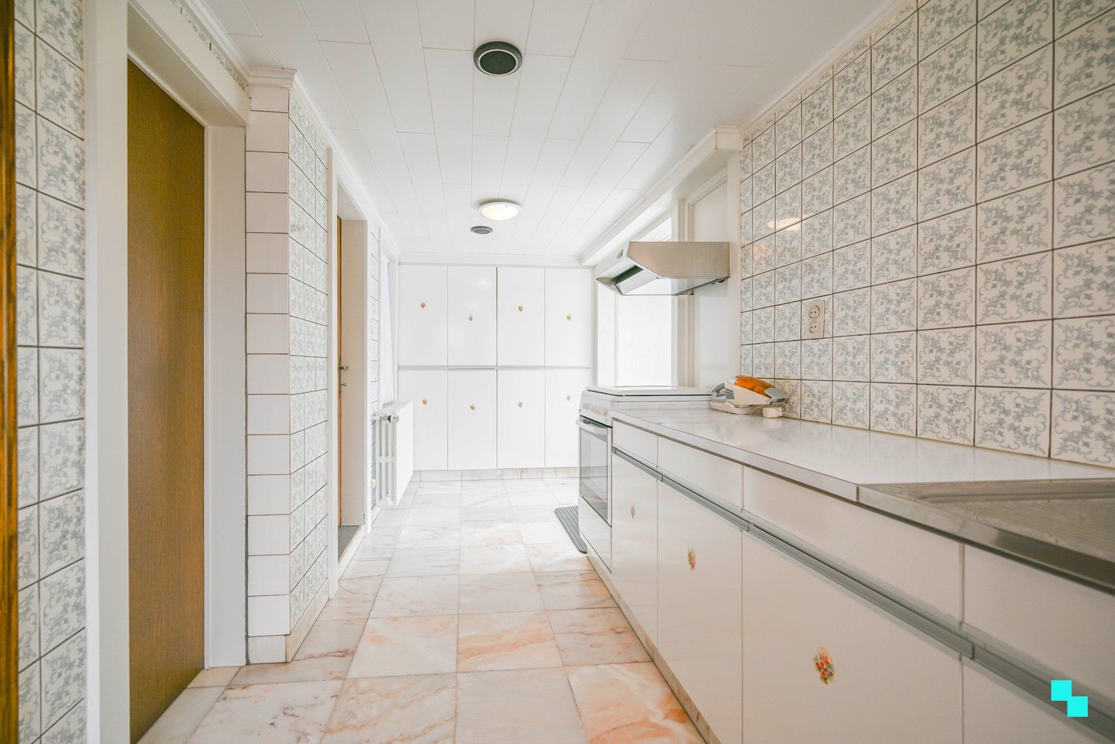 Ruime woning met garage in het centrum van Meulebeke foto 8