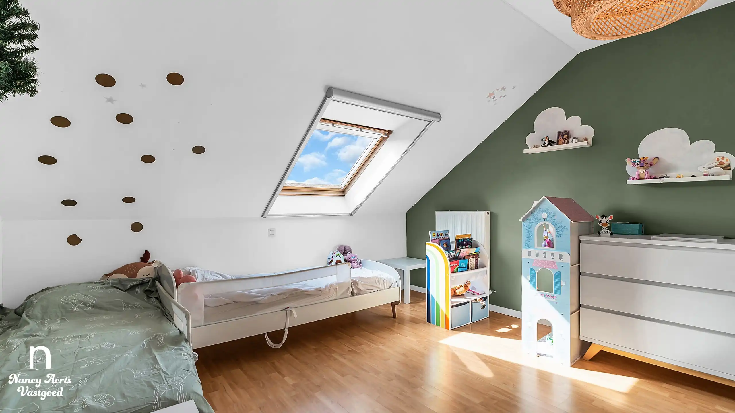 Ruime halfopen gezinswoning met 3 slk in een groene omgeving foto 11