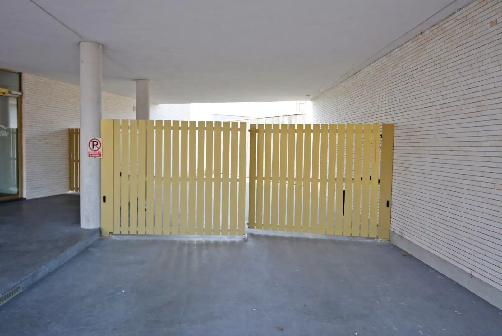 Ruime en zeer centraal gelegen garagebox . foto 6