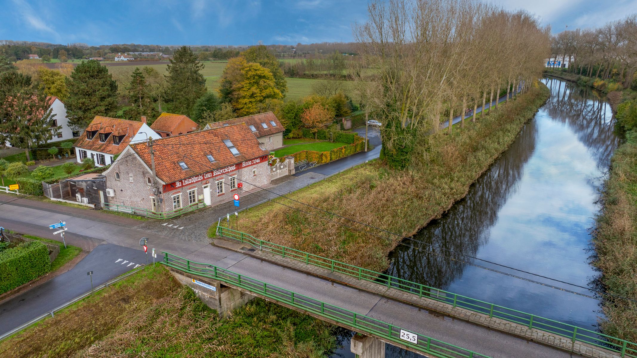 Uniek pand in hoevestijl op 3120 m².  foto {{pictureIndex}}