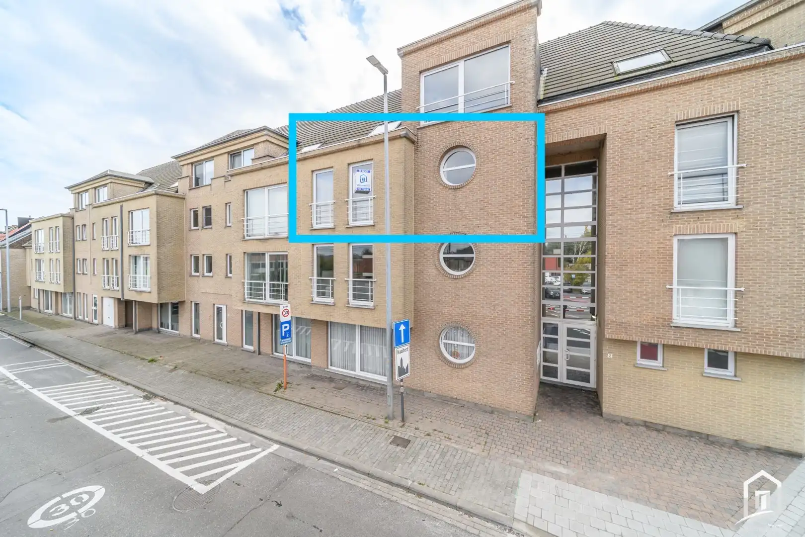 Comfortabel wonen met terras en ruime garagebox in Haaltert foto {{pictureIndex}}