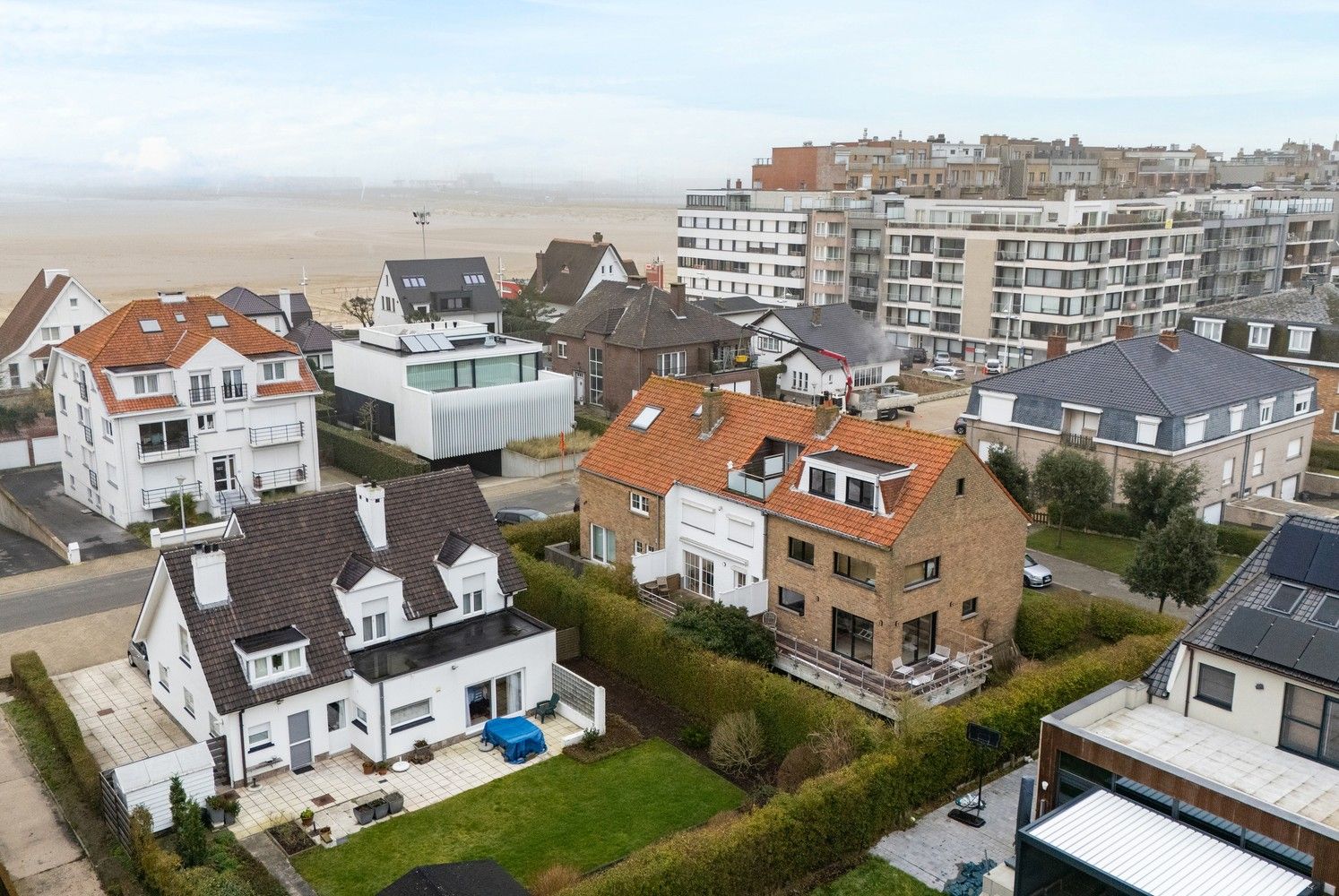 Zeebrugge op 50meter van het strand Uiterst charmante totaal gerenoveerde RUIM WOONHUIS met 5 SLAAPKAMERS en 3 BADKAMERS en 3 TERRASSEN. Grote troef is 2 AUTOSTAANPLAATSEN en ruime GARAGE.  Oprit, grote garage, werkplaats, plaats voor fietsen, ingerichte STUDIO met tuintje op het zuiden.  1éV:  Zalige living , ingerichte open keuken, uitgevend op een groot zonneterras.Long island style. 2é V: 3 leuke slaapkamers , 2 badkamers. Onder het dak  4 é slaapkamer uitgevend op mooi terras met prachtig vergezicht.Bebouwde oppervlakte van 230 m2 Grondoppervlakte is 137m2 Magnifiek, Perfect onderhouden  Juist verhuizen ! Zalig Wonen!  Zowel hoofverblijfplaats, als vakantieverblijf aan Zee . foto 3