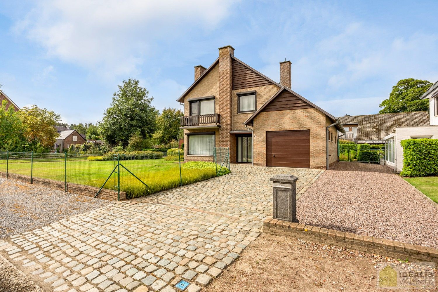 IDEALIS VASTGOED - INSTAPKLARE GEZINSWONING OP EEN RUSTIG PERCEEL VAN 12A 46CA MET 3 KNAPPE SLAAPKAMERS foto 2