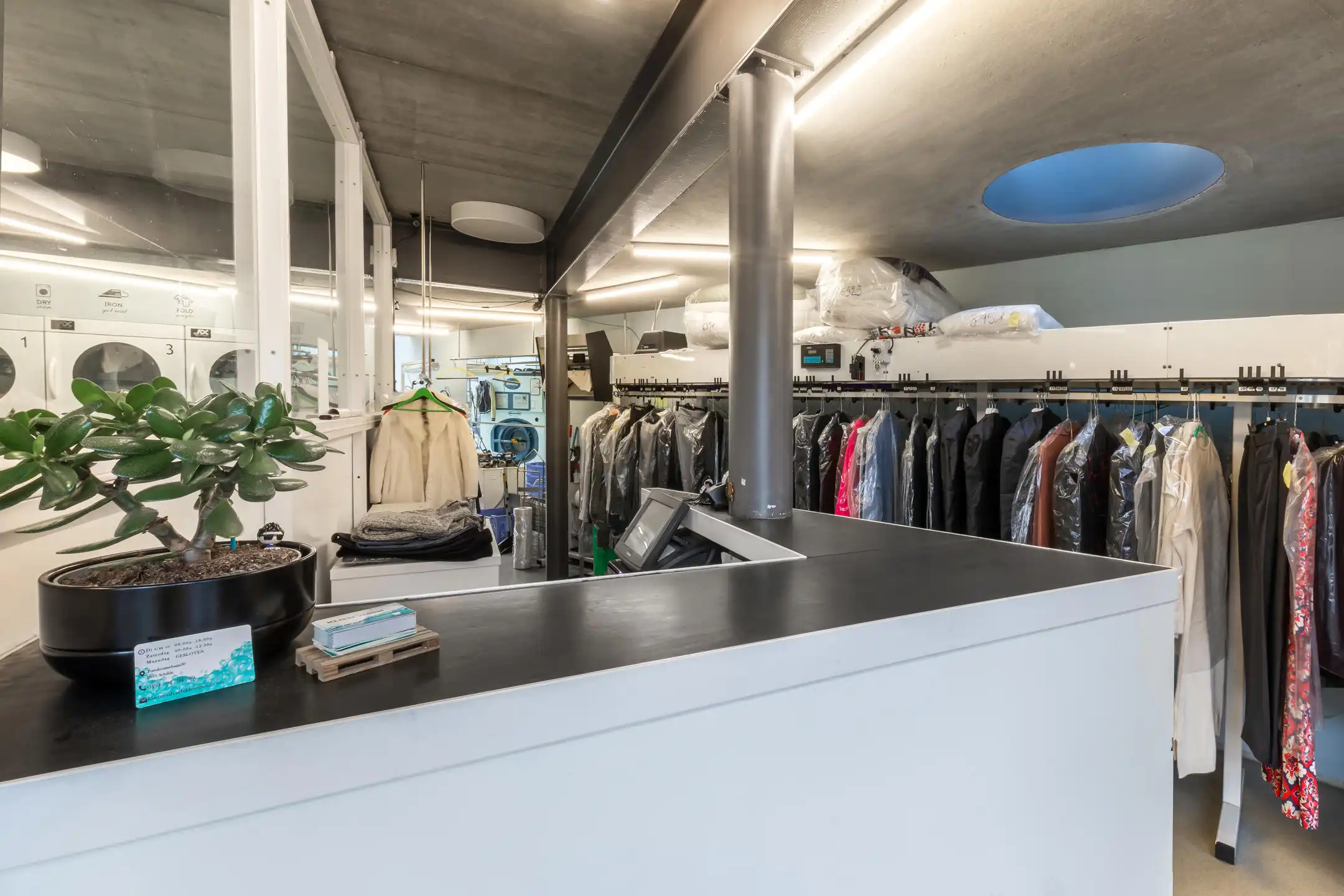 Modern gebouw met handelsgelijksvloers + duplex 1slpk app. foto 6