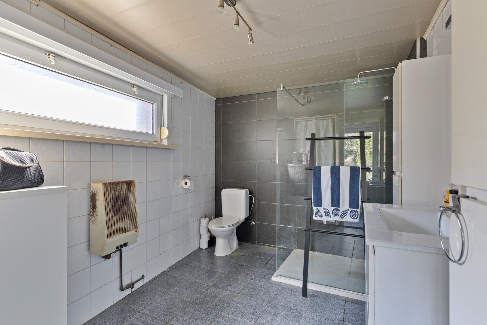 Te renoveren woning  met 3 slaapkamers en tuin in Lochristi. foto 9
