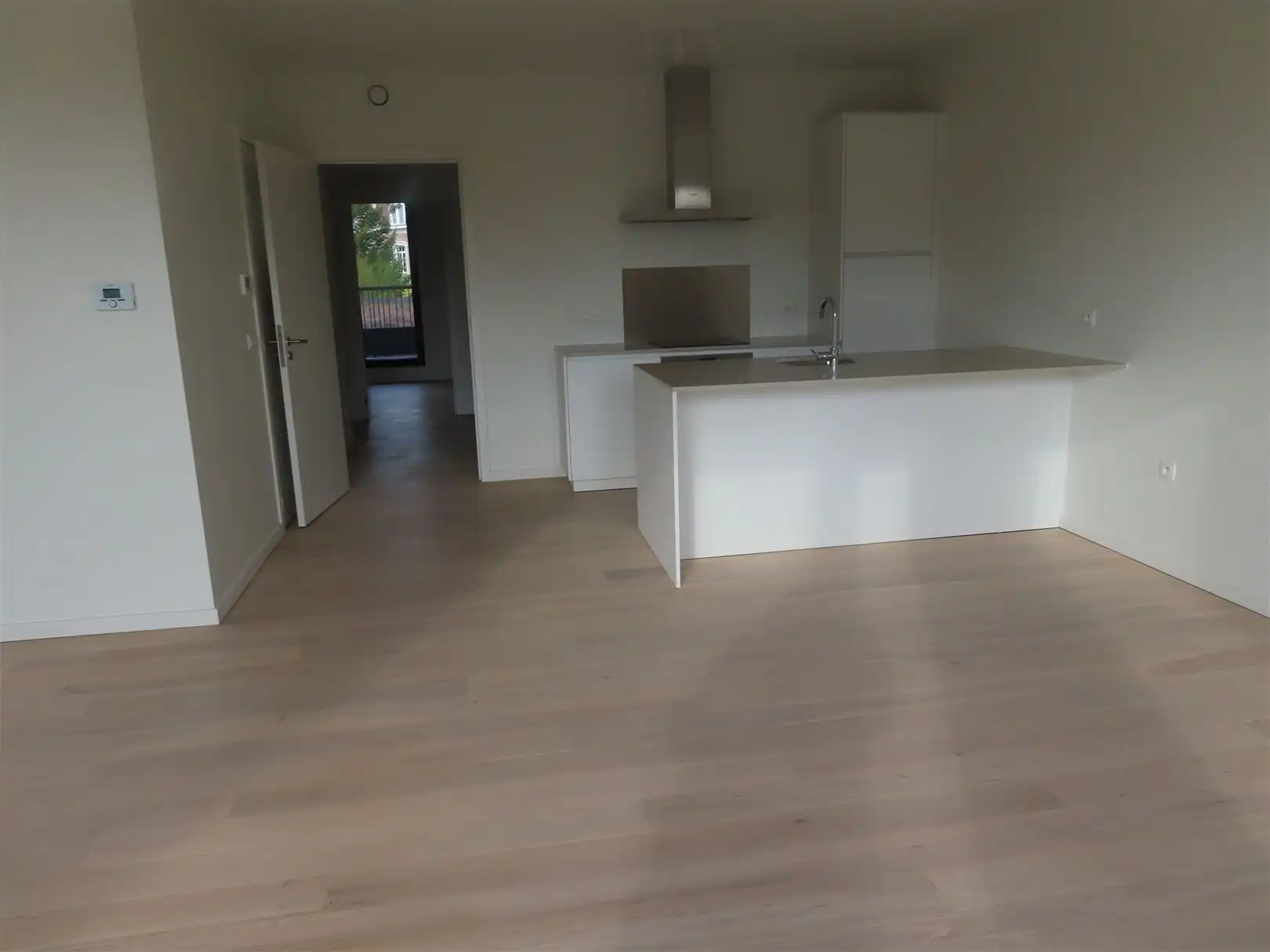 Luxueus recent  2-slaapkamer appartement, terras en parking foto 3