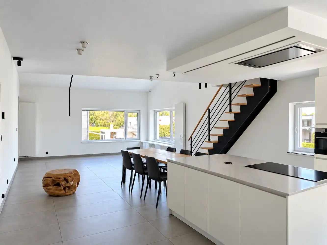 Ruim triplexappartement met vier slaapkamers, ruim terras en twee autostaanplaatsen foto 6