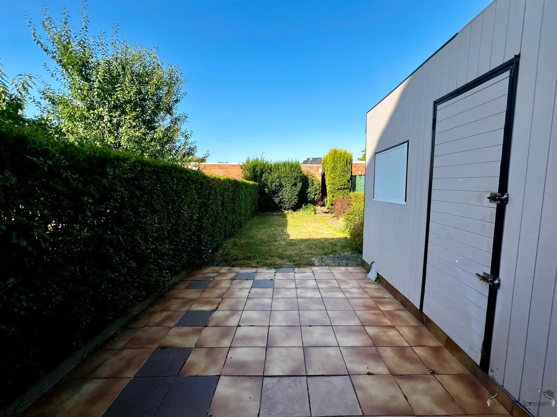 Centraal gelegen te renoveren woning  foto 7
