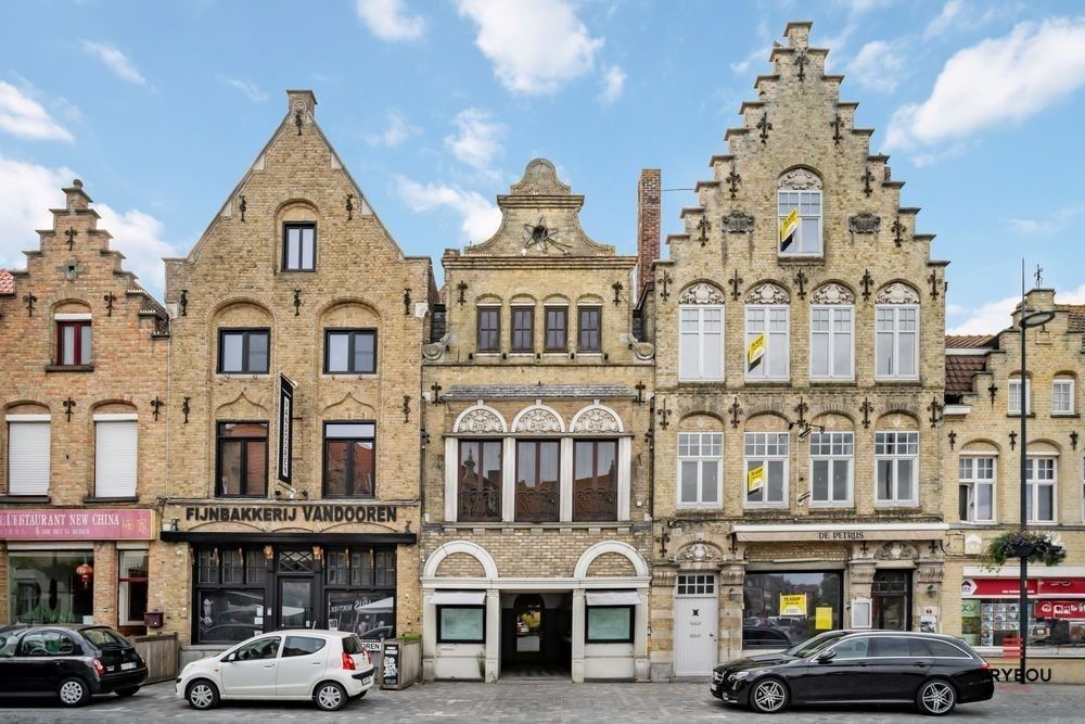 Uniek Handelspand met woonst op de Grote markt van Diksmuide.  foto 3