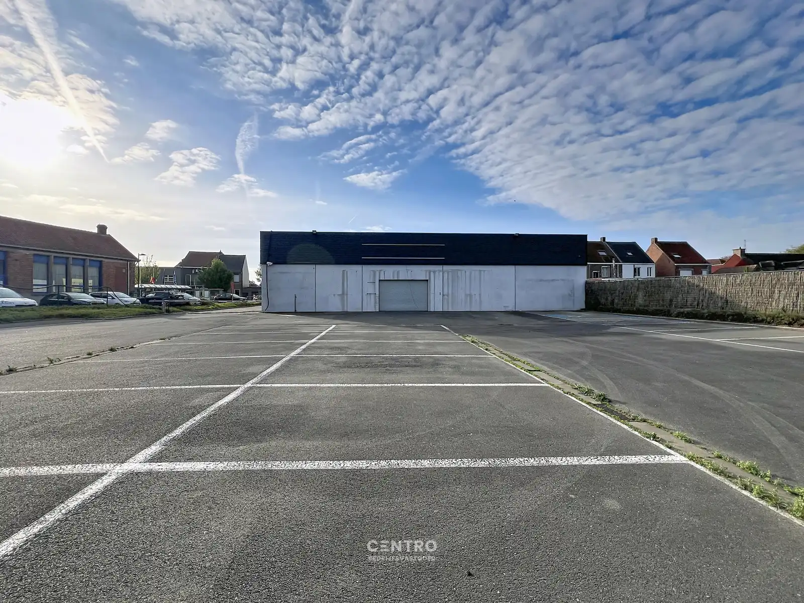 Multifunctioneel bedrijfspand (binnenrecreatie, toonzaal, winkel, opslag,...) van 782m² met 40 parkeerplaatsen op eigen terrein te Bavikhove (Harelbeke). foto 5