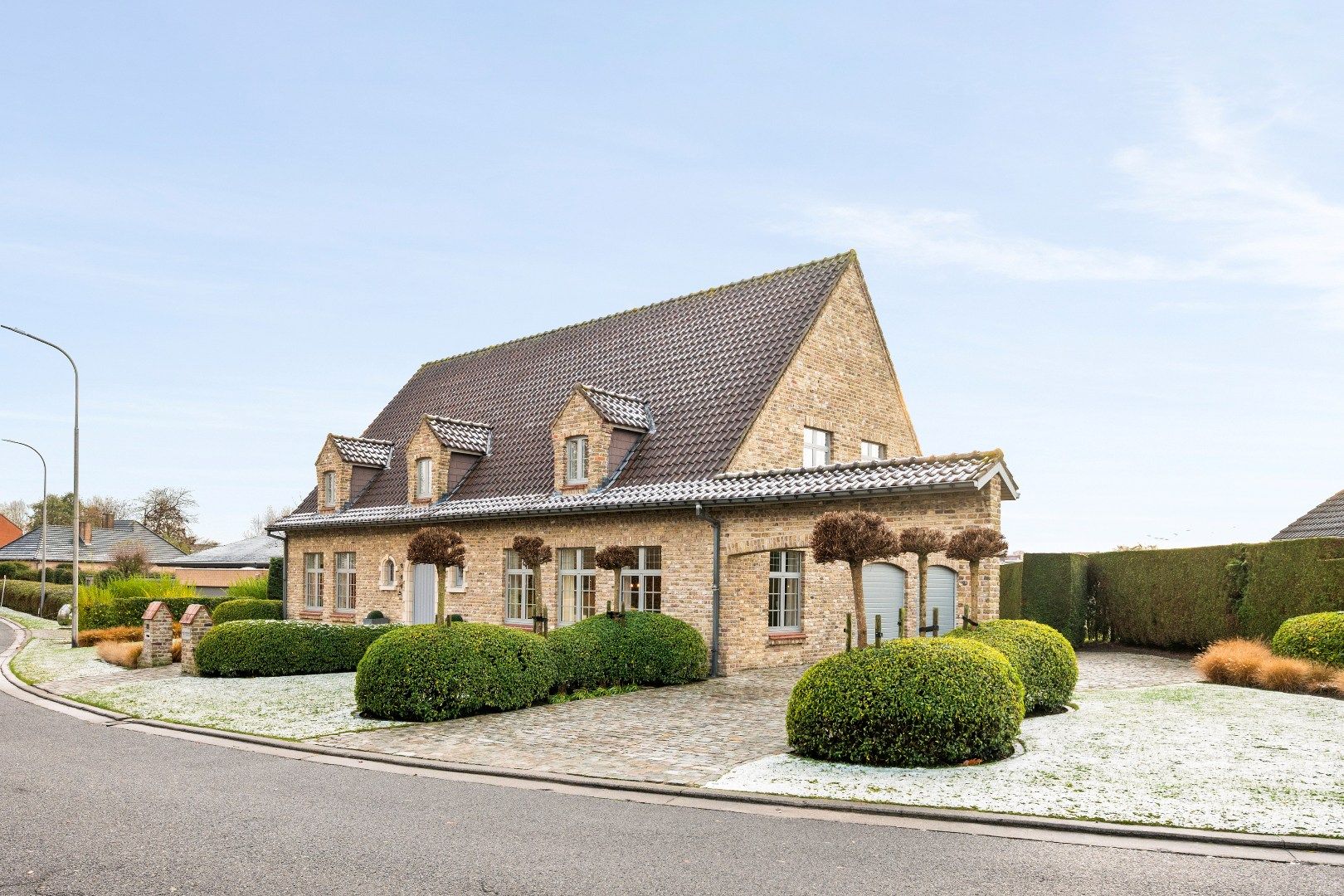 KWALITATIEF AFGEWERKTE VILLA IN RUSTIGE WIJK MET EPC B (172), 4 SLPKS, DUBBELE GARAGE EN 325M² BEW. OPP. foto {{pictureIndex}}