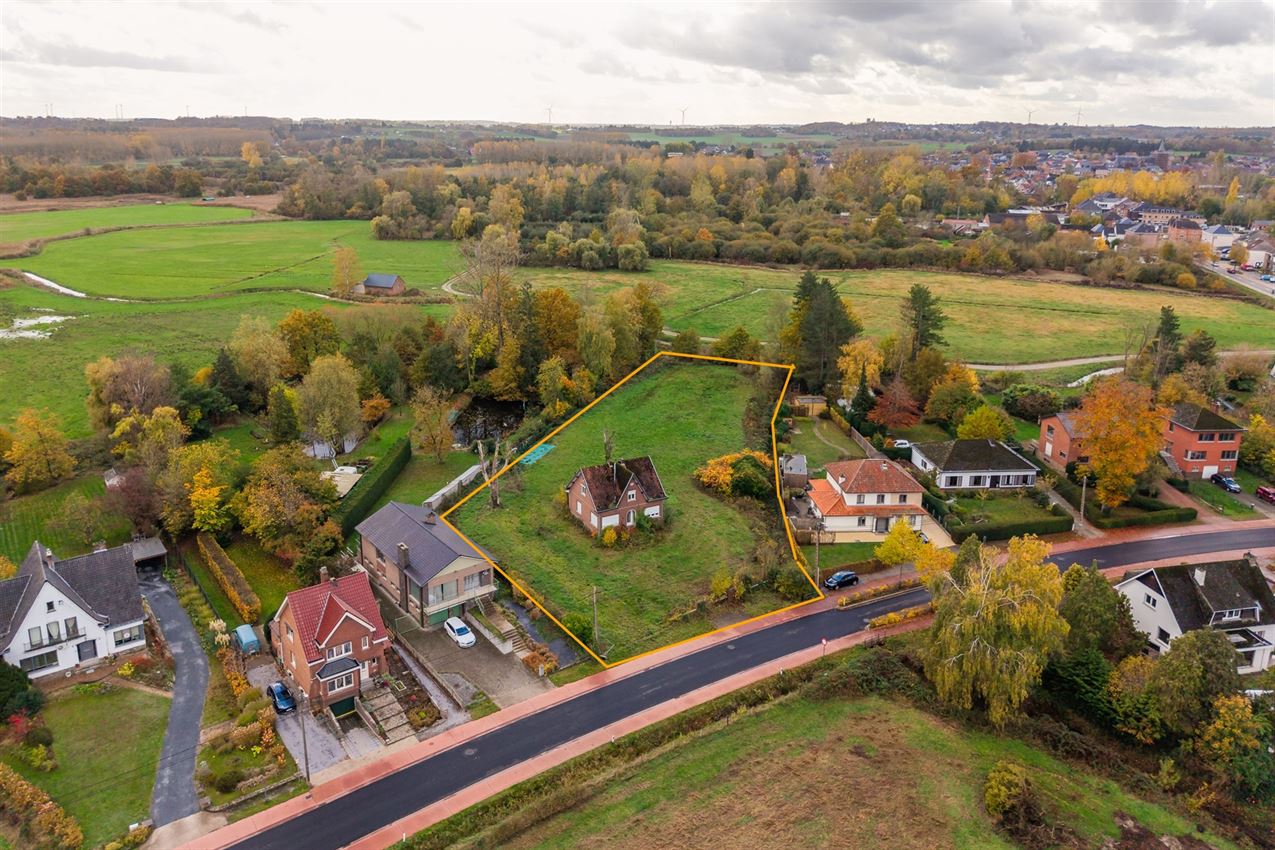 Uniek perceel van 50a33ca met af te breken woning aan agrarisch gebied foto {{pictureIndex}}