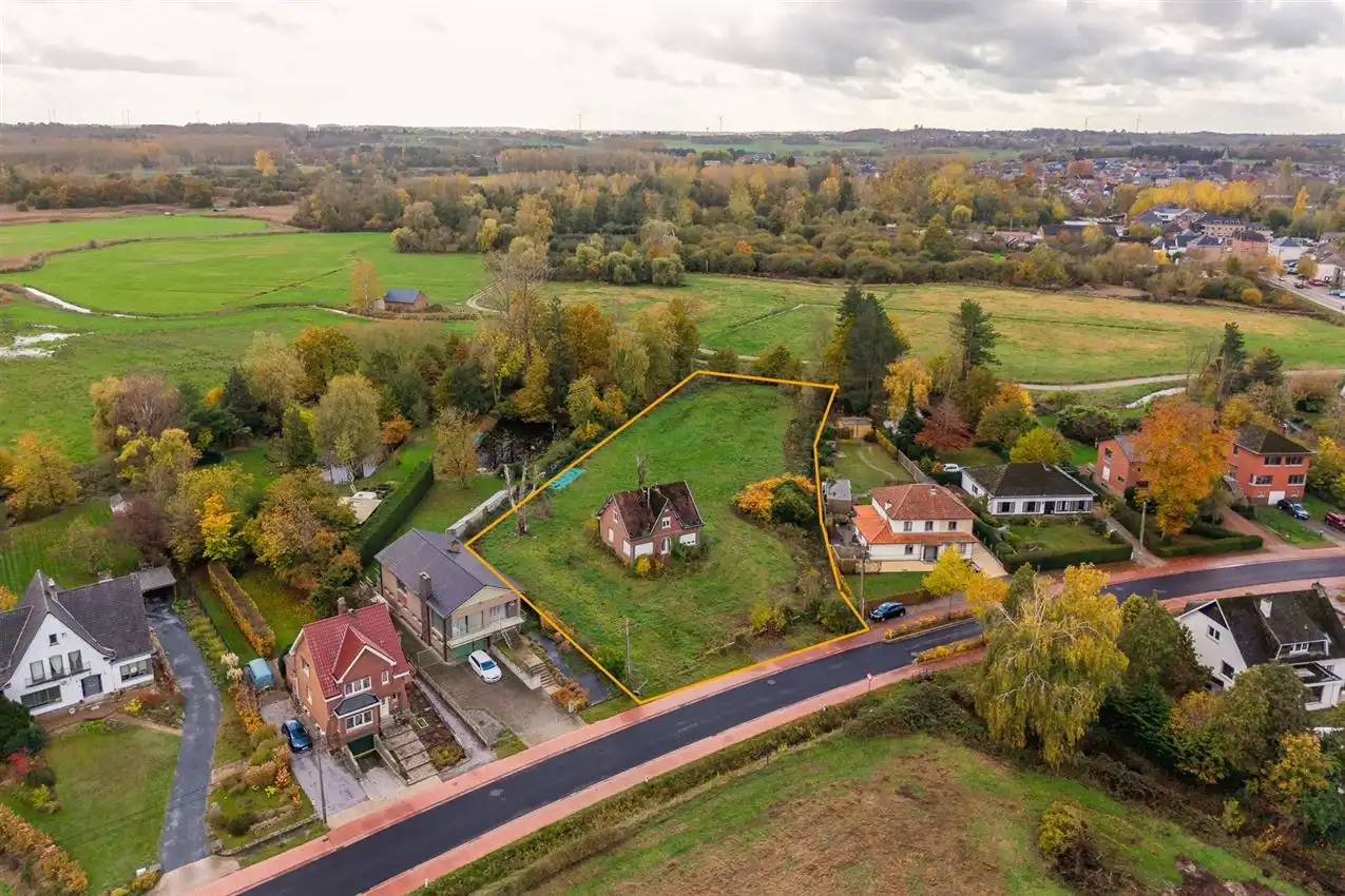 Uniek perceel van 50a33ca met af te breken woning aan agrarisch gebied foto {{pictureIndex}}