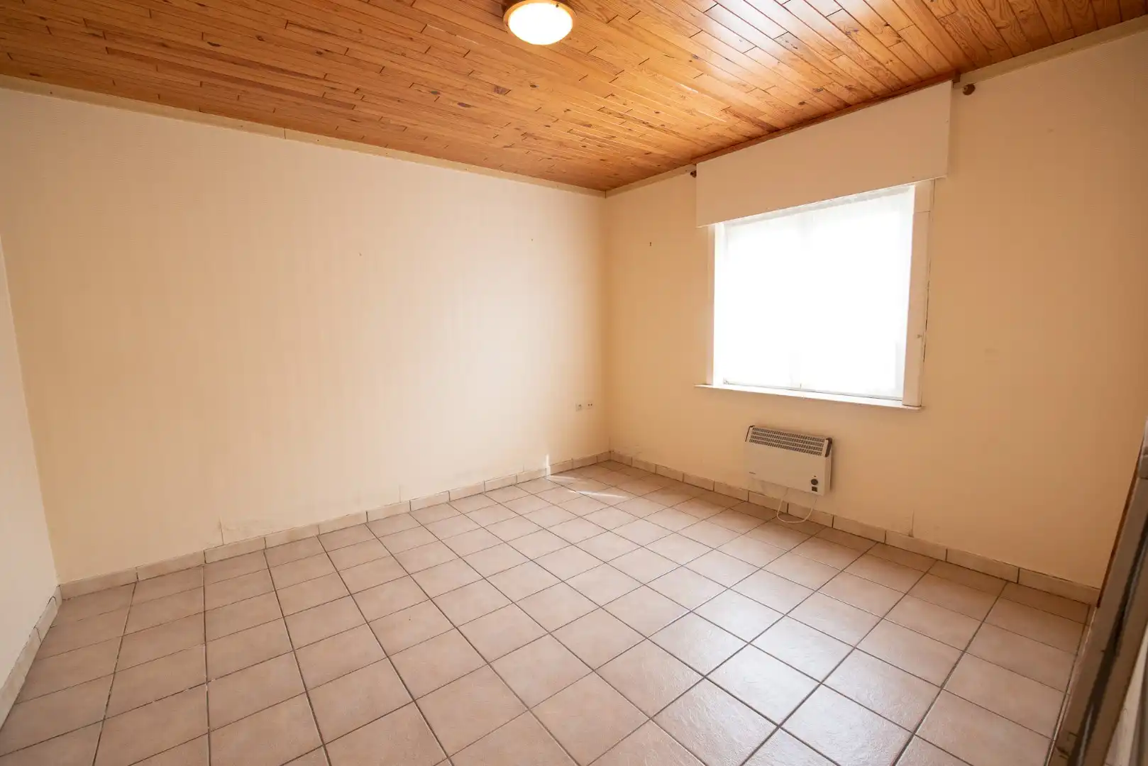 TE KOOP: alleenstaande woning in een rustige woonwijk te Desselgem. foto 8