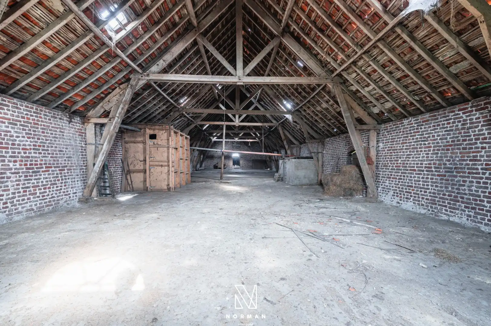 Unieke erfgoedhoeve op 33400 m² met dreef, bijgebouwen en landelijke vergezichten foto 27