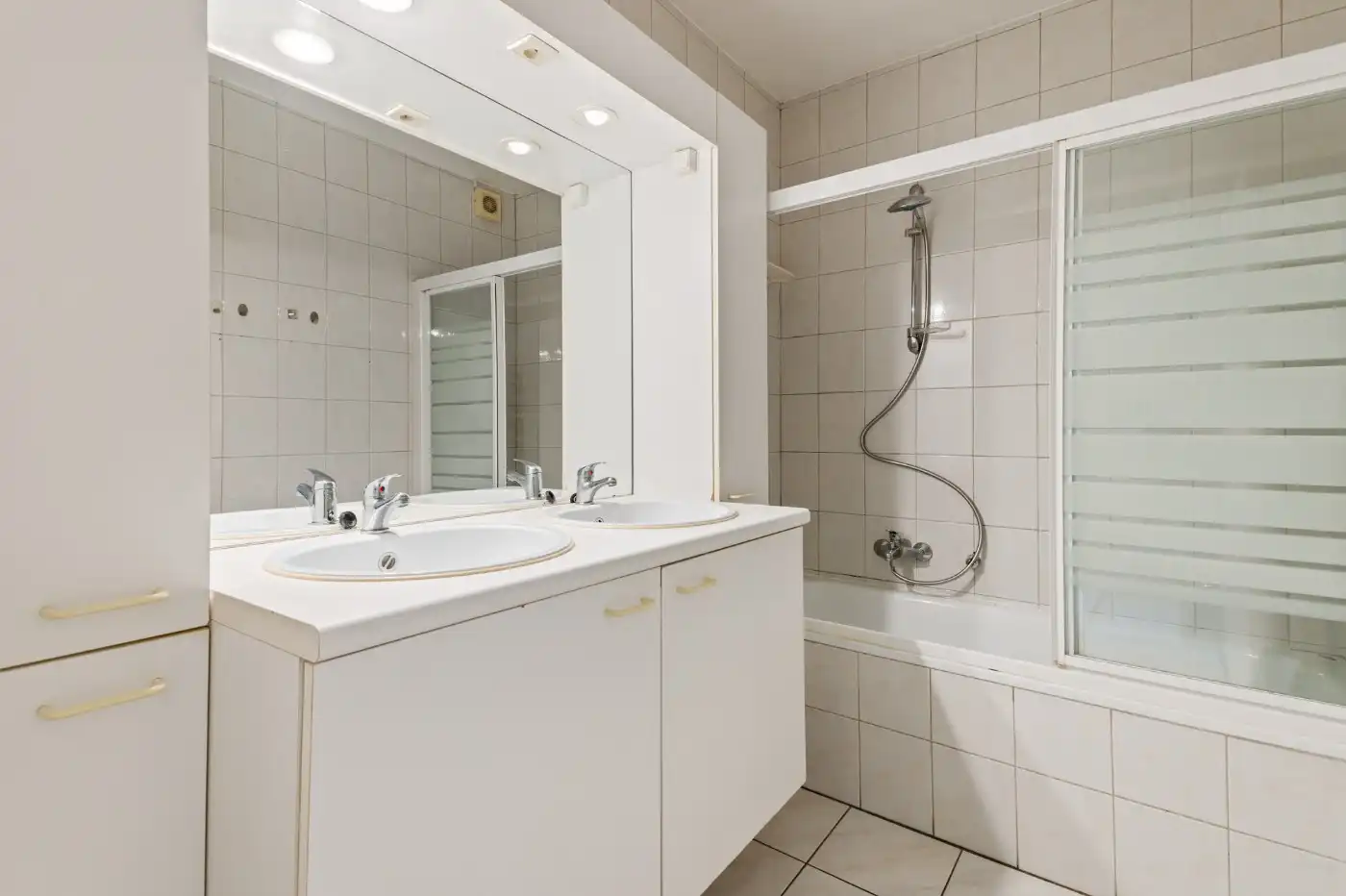 Tof, gelijkvloers, 2 slpk.-appt met privatief tuintje en ruime garagebox + staanplaats foto 15