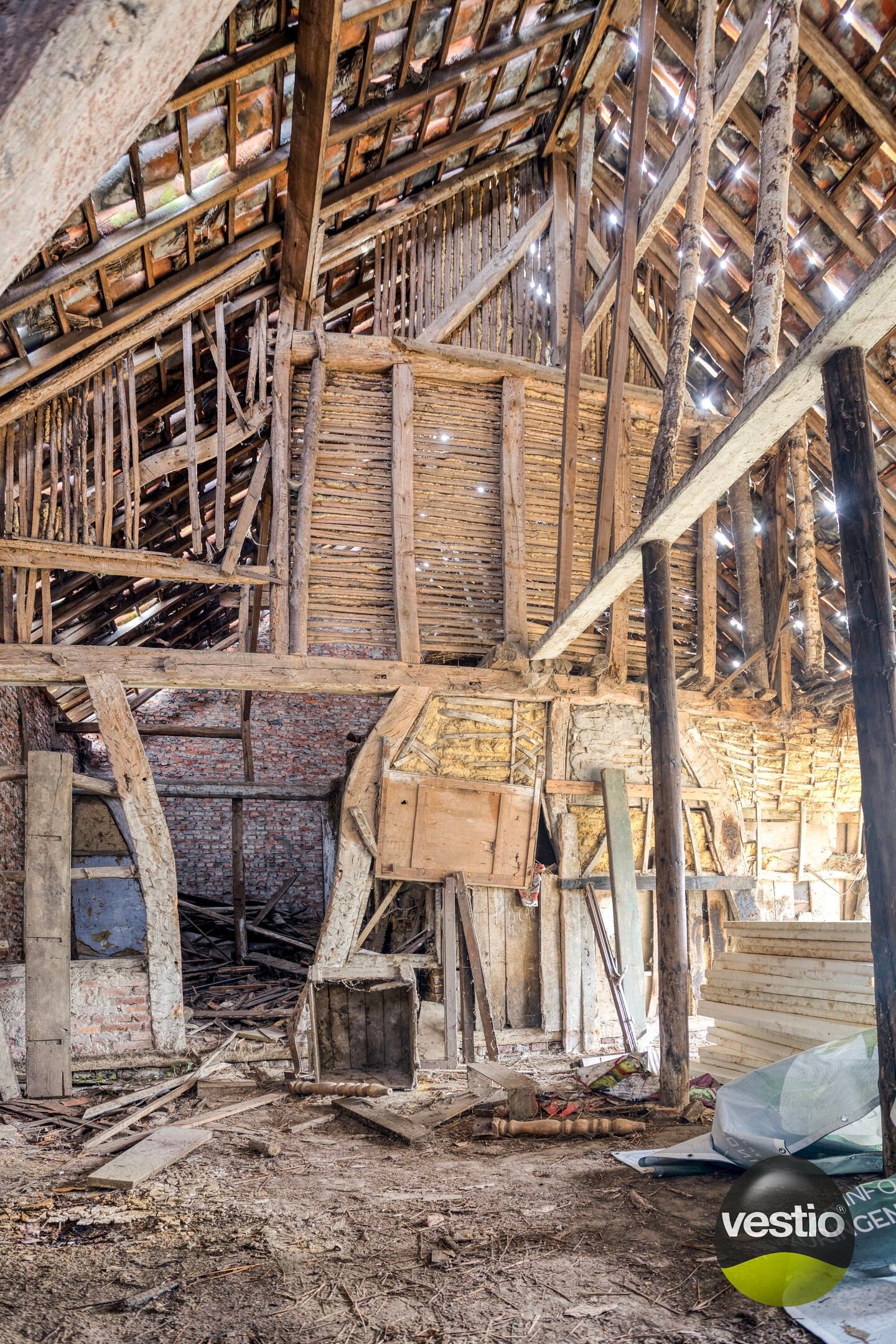Beschermde langgestrekte vakwerkhoeve op zuid georiënteerd perceel van 15a 07ca. foto 15